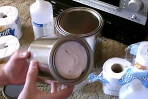 Рулон туалетной бумаги и металлическая баночка (лайфхак)