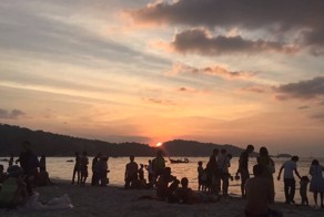 Закат солнца на побережье острова Пхукет