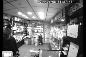 Дедуле не поменяли мобильный телефон в магазине. В ход пошел газ.