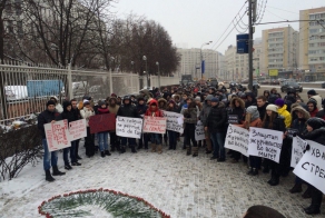 Акция солидарности у посольства Франции в Москве