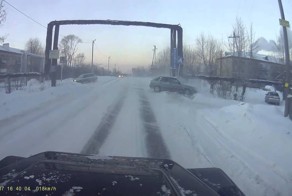 Занесло в трубы. ДТП Пермь 07.01.2015