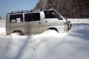 Mitsubishi Delica L300 - ЗИМА (driving on snow)