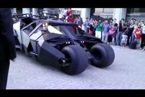 Бэтмобиль на улицах Торонто