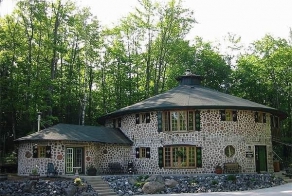 Строим дом оригинальным способом