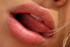 9 признаков внимания женщины к мужчине