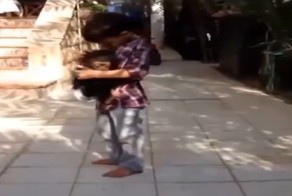 Мальчик защитил маленькую обезьянку от гиены