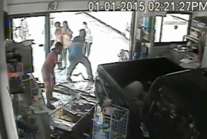 Девушка на машине влетела в магазин