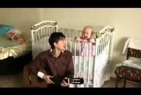 Отец поет с дочкой. Очень смешно!