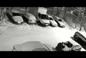 Добрый сосед почистил от снега машины