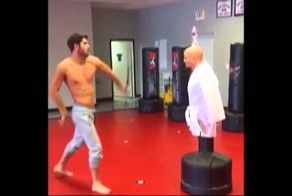 Прием из Mortal Kombat в спортивном зале