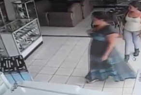 Женщина украла телевизор спрятав его между ног