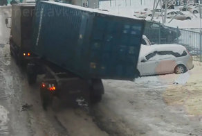 Контейнер упал на автомобили