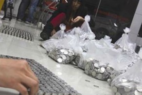 Китаец распотрошил копилку и пришел покупать грузовик