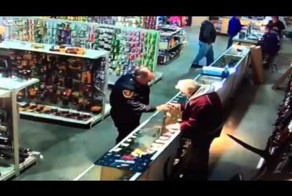 Полицейский в Кентуки отсрелил себе палец при выборе пистолета