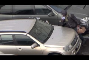 Гастарбайтер кладёт рекламу проституток