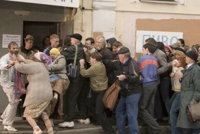 Очереди в магазин за спиртными напитками в 80-е годы