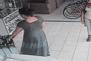 Незаметно вынесла телевизор