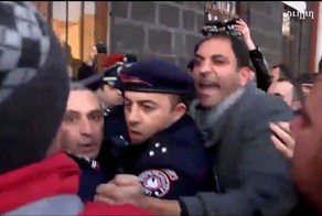 В Армении требуют выдать российского солдата убившего семью