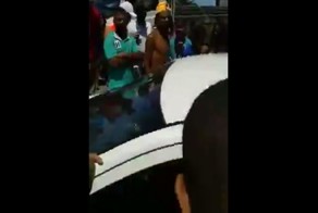 Люди грабят убитого в Бразилии