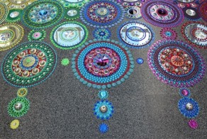 Ковер из стекла и камней