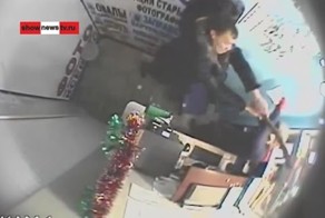 Жесть! Завхоз фигачит фотографа палкой. Real video