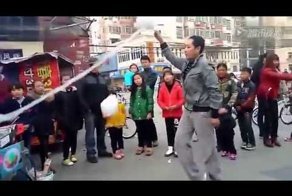 Уличные танцы от продавцы сладкой ваты