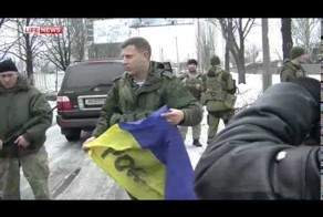 Глава ДНР призвал Порошенко забрать флаг Украины из аэропорта Донецка