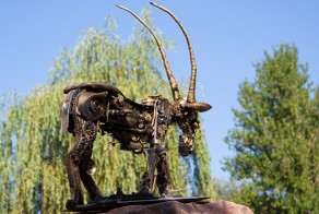 Cкульптор Сергей Кузнецов создал Кибер-козу  