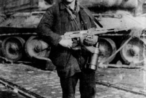 Автомат Калашникова в необычных фотографиях