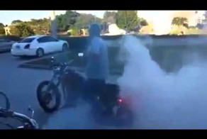 Крутой байкер на Харлее. Главное понты!