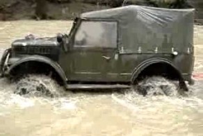 ГАЗ 69 тянет Toyota Land Cruzer 100 на буксире 