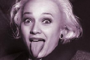 Девушкой быть трудно, но