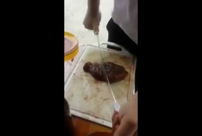 Толковый официант нарезает стейк