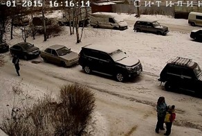 Мужчина на глазах девочки избил её собаку