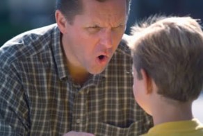 Папы, прекратите «ломать» своих детей. Пожалуйста