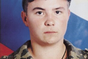 Воин в красной накидке