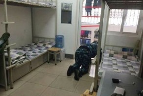В Китае кадет облизал туалет, чтобы доказать сержанту чистоту унитаза