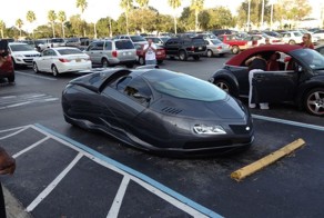 Необычный авто на обычной стоянке (9 фото)