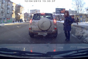 Тетка в капюшоне