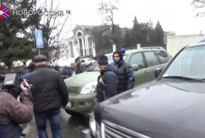 Жители Донецка проявили “любовь к киборгу”