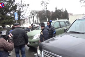  Дончане пытались избить пленного &quot;киборга&quot;, привезенного на место взр