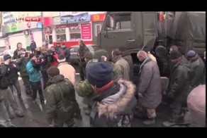 Пленных &quot;киборгов&quot; привели к остановке в Ленинском районе Донецка 