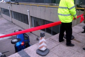 Дама припарковалась ниже, чем планировала