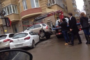 В Ростове эвакуаторщик уронил Kia на Porsche и Opel