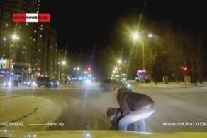 Бухой пешеход красиво падает под машину 