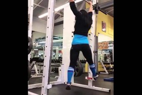 Фитнес тренер показал, как можно подтягиваться на перекладине и танцев