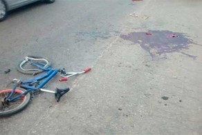 Велосипедист попал под колеса грузовика