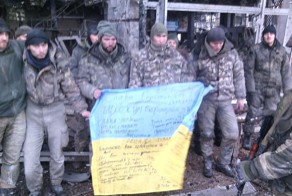 Донецкий аэропорт. Экскурсоводы и благодарные экскурсанты. Фото.