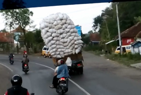 Грузовик упал на бок