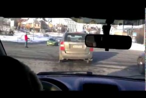 Девушка с помощью биты регулирует движение